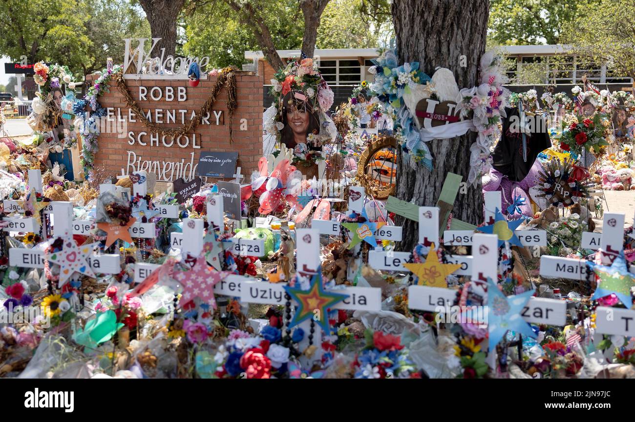 Uvalde. 8. August 2022. Das Foto vom 8. August 2022 zeigt eine provisorische Gedenkstätte vor der Robb Elementary School in Uvalde, Texas, USA. ZUM FEATURE: Die Sorgen um die Sicherheit verharren, da das neue Schuljahr nach den Dreharbeiten in Uvalde beginnt. Quelle: Nick Wagner/Xinhua/Alamy Live News Stockfoto