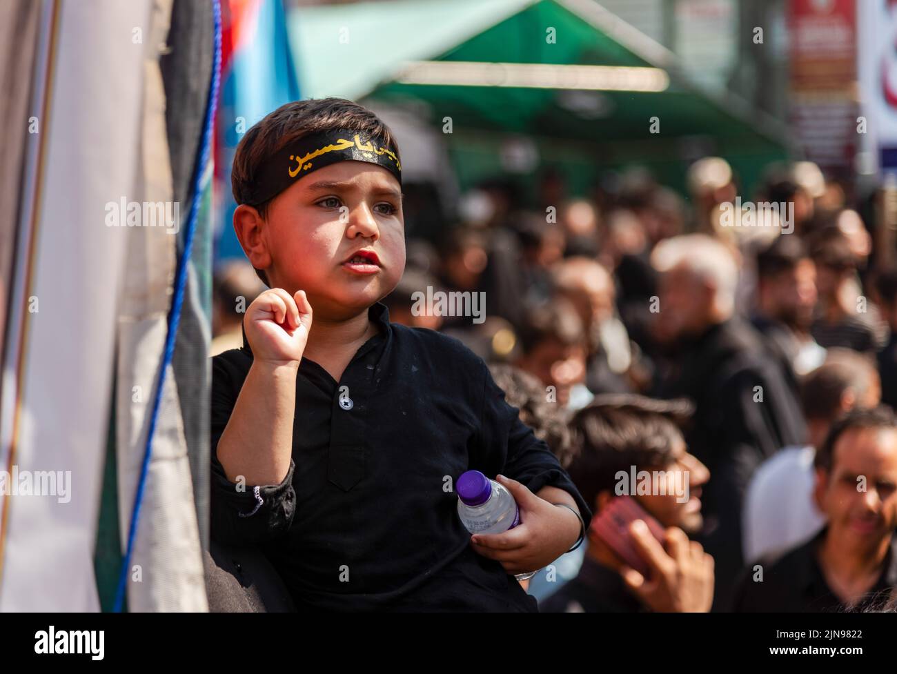 Srinagar, Indien. 09. August 2022. Ein schiitischer muslimischer Junge schaut zu, als er an einer Ashura-Prozession teilnimmt. Aschura ist der zehnte Tag von Muharram, dem ersten Monat des islamischen Kalenders, der weltweit zum Gedenken an das Martyrium von Imam Hussain, dem Enkel des islamischen Propheten Muhammad, beobachtet wird. Kredit: SOPA Images Limited/Alamy Live Nachrichten Stockfoto