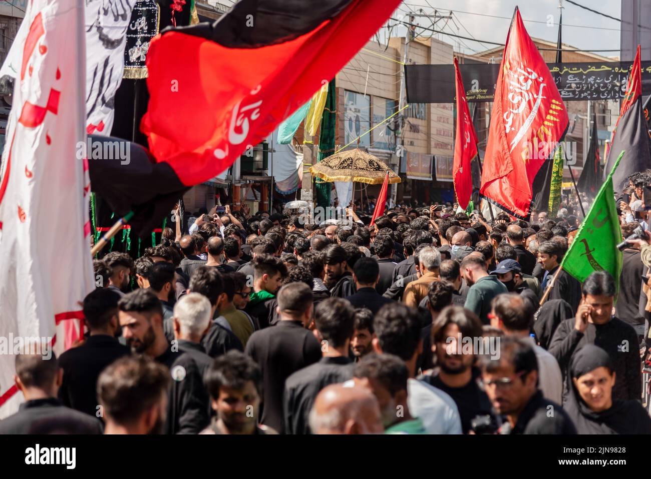 Srinagar, Indien. 09. August 2022. Schiitische Muslime winken Alams während einer Ashura-Prozession. Aschura ist der zehnte Tag von Muharram, dem ersten Monat des islamischen Kalenders, der weltweit zum Gedenken an das Martyrium von Imam Hussain, dem Enkel des islamischen Propheten Muhammad, beobachtet wird. Kredit: SOPA Images Limited/Alamy Live Nachrichten Stockfoto