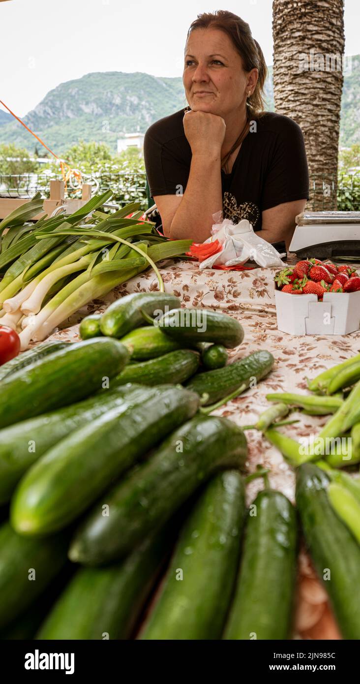 Montenegro - 7. Mai 2022 - Frau verkauft Gemüse an einem Stand auf dem Markt. Stockfoto