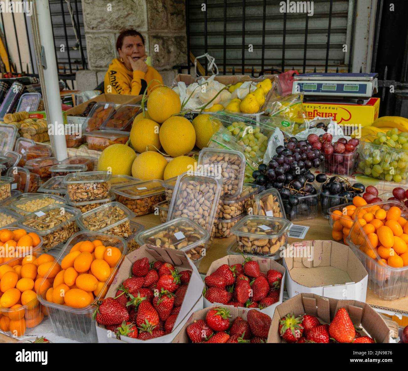 Montenegro - 7. Mai 2022 - Frau verkauft Früchte an einem Stand auf dem Markt. Stockfoto