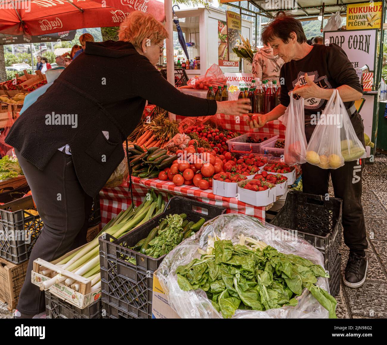 Montenegro - 7. Mai 2022 - Frau kauft Früchte an einem Stand auf dem Markt. Stockfoto