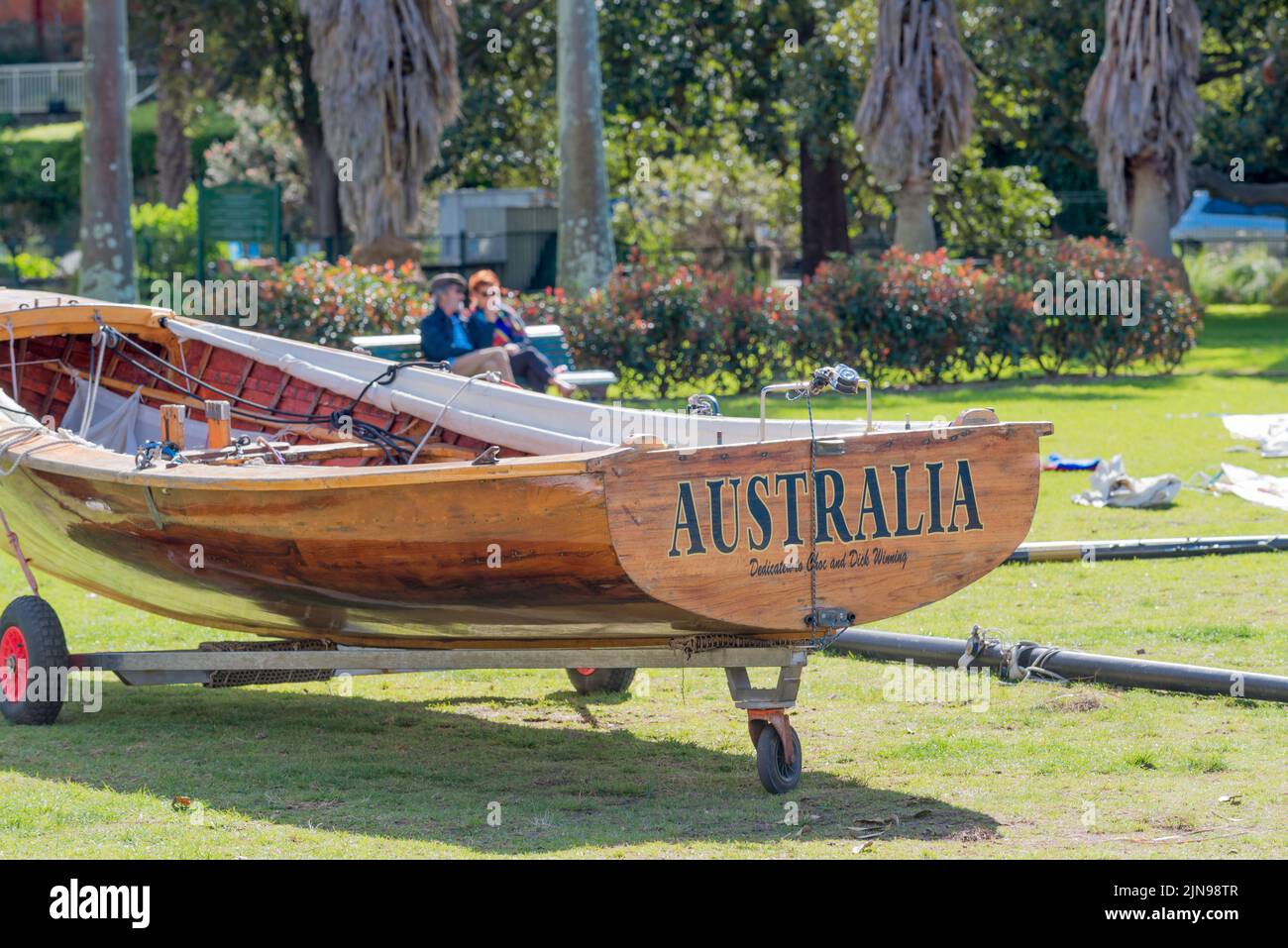 Als Teil des Sydney Flying Squadron, Open Boat Club in Kirribilli, Sydney, gegründet 1891, ist „Australia“ ein traditionelles 18ft-Skiff-Rennboot aus Holz Stockfoto