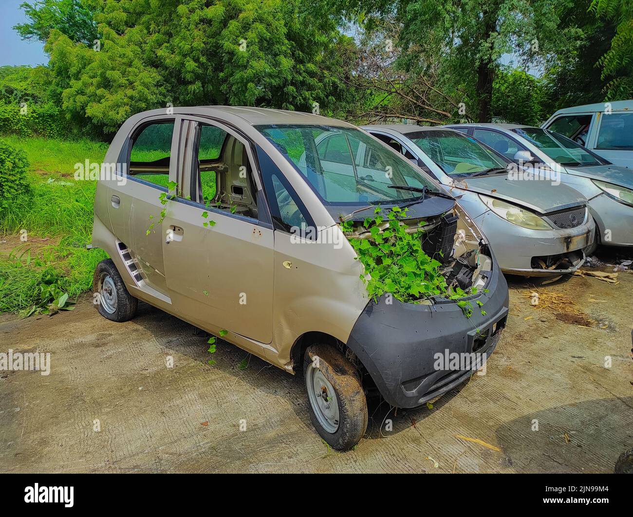 Ein Tata Nano Scrap Car Gujarat Indien Stockfoto