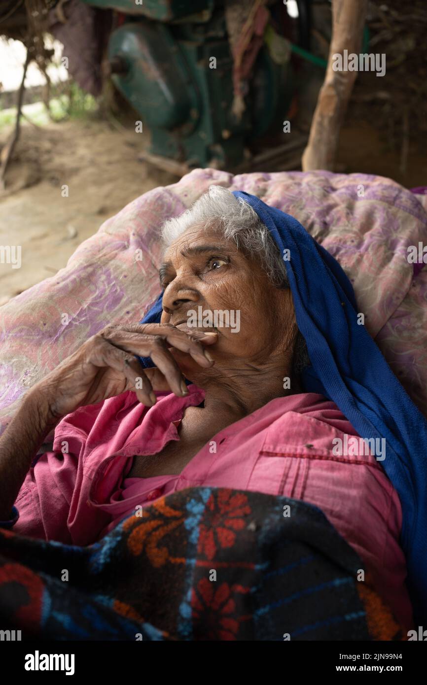 Unbekannte indische Frau in einem örtlichen Krankenhaus. Stockfoto