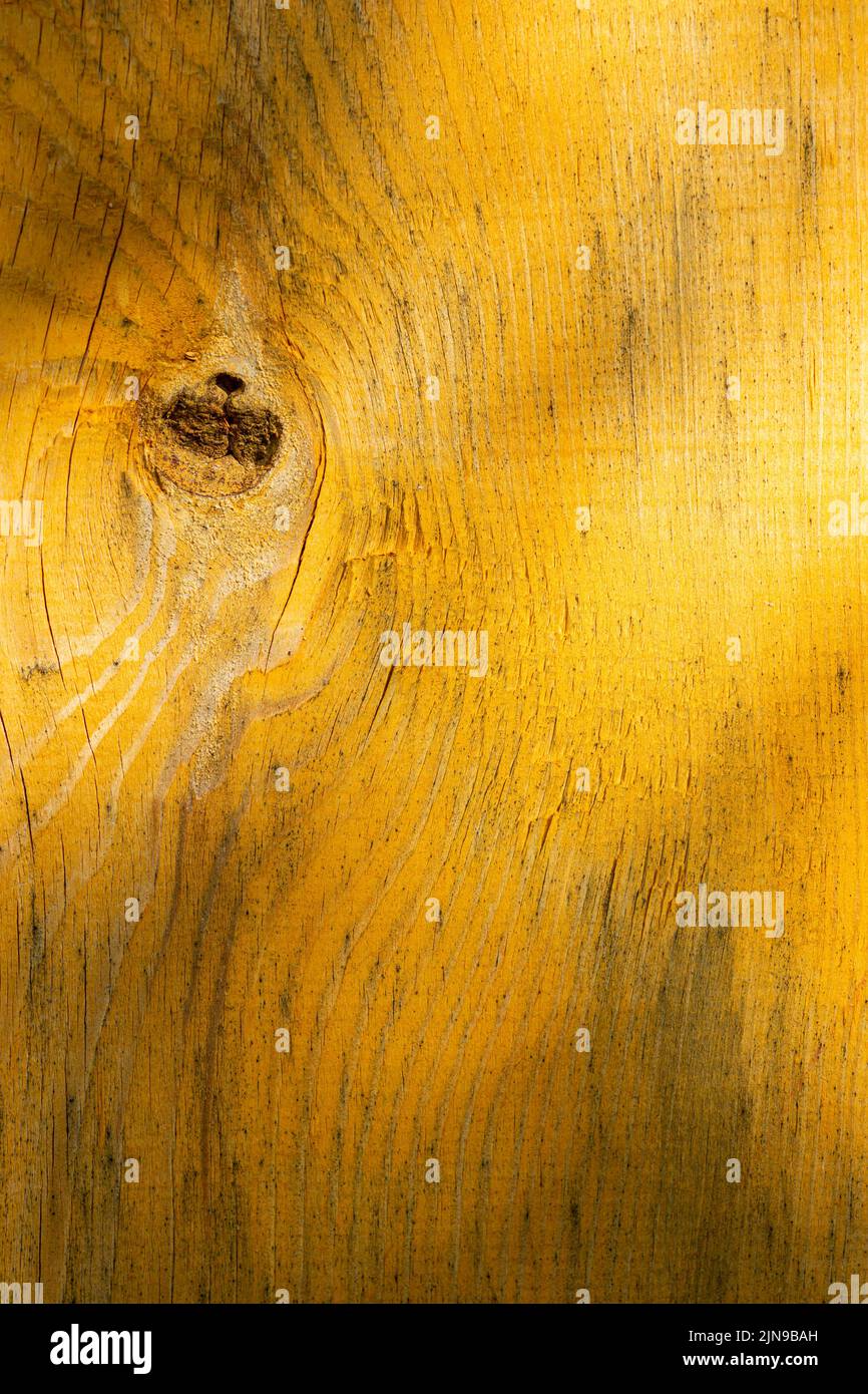 Alter Holzhintergrund mit Licht und Schatten. Abstrakter Holzhintergrund mit kreativer Beleuchtung Stockfoto