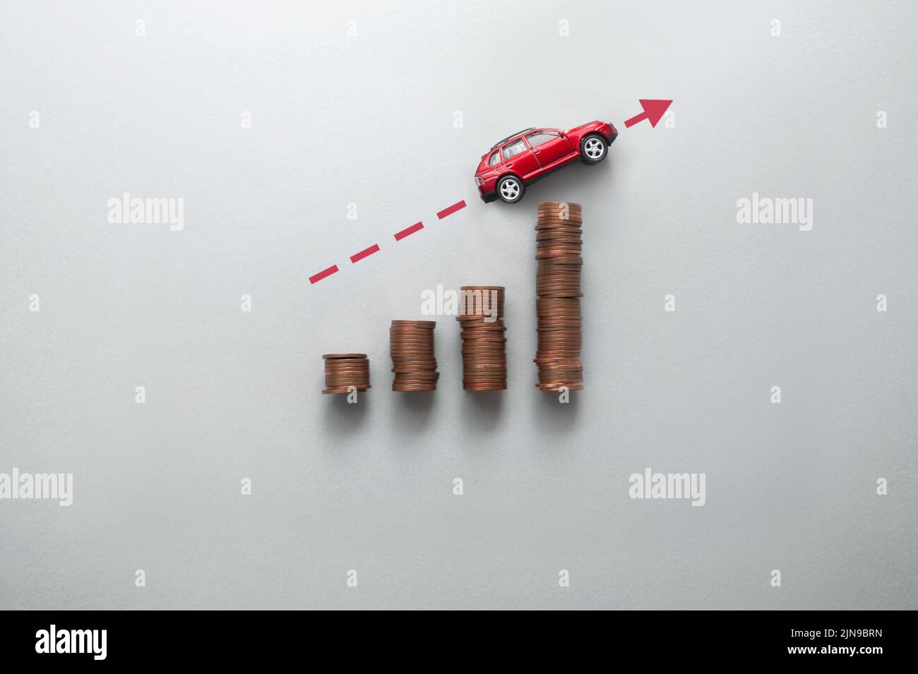 Steigender Benzinpreis-Konzept, Business-Chart-Stapel von Münzen mit Spielzeugauto bewegt sich nach oben Stockfoto