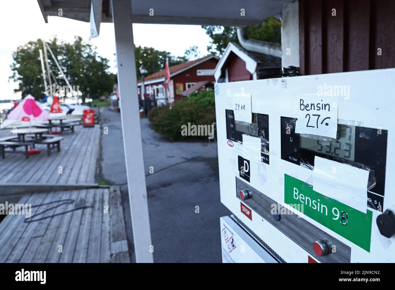 Hafen in Askersund, Schweden. Eine Pumpe für Benzin und Diesel für Boote im Hafen am Vätterner See. Stockfoto