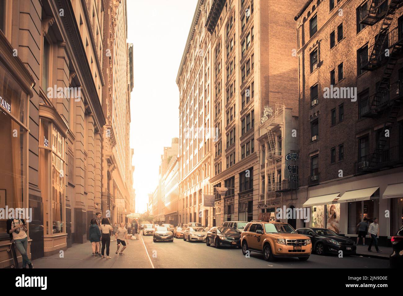 New York City, New York - 14. Juni 2018: Blick auf die geschäftige Midtown Manhattan Street mit Fahrzeugen bei Sonnenuntergang auf dem Broadway fotografiert. Stockfoto