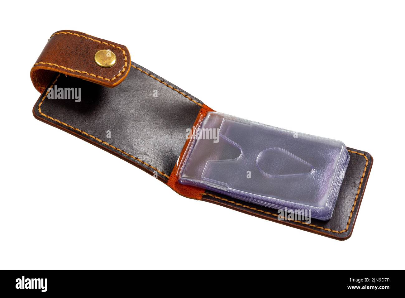 Offene Luxus Craft Visitenkartenetui aus Leder. Schwarze Lederbox für Karten isoliert auf weißem Hintergrund. Stockfoto