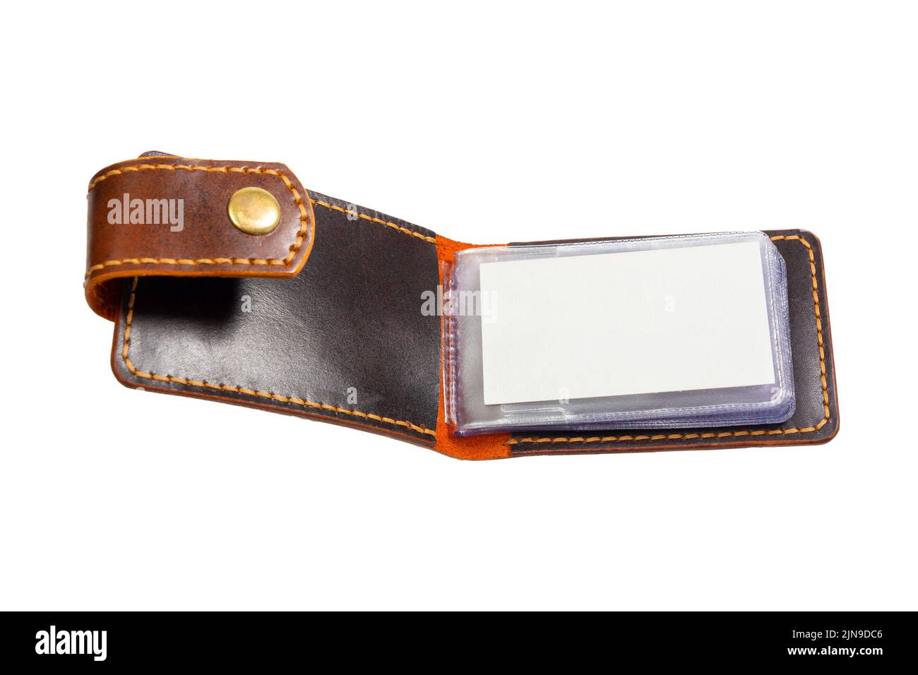 Offene Luxus Craft Visitenkartenetui aus Leder. Schwarze Lederbox für Karten isoliert auf weißem Hintergrund. Stockfoto