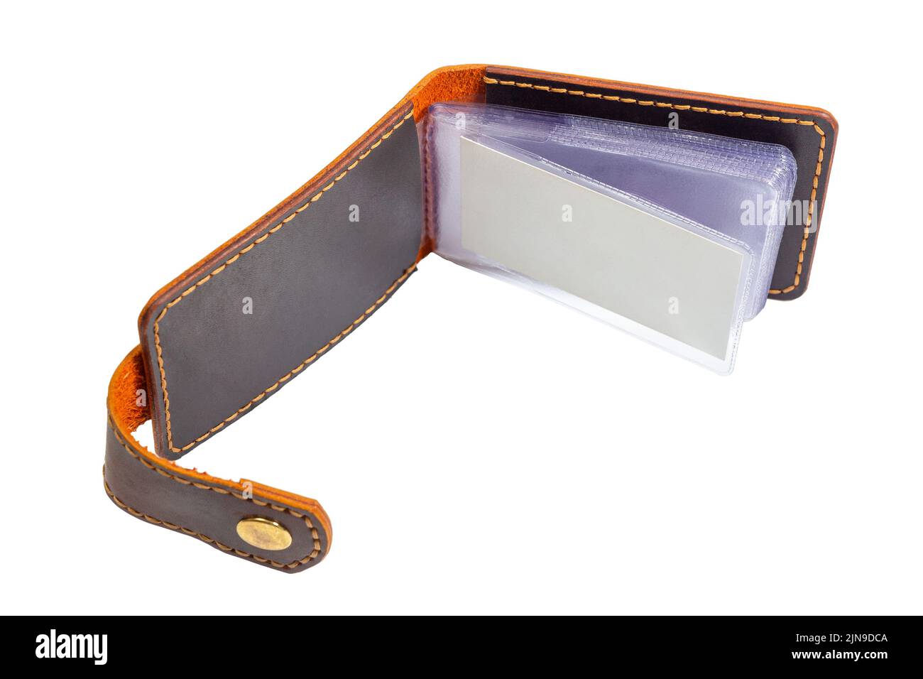 Offene Luxus Craft Visitenkartenetui aus Leder. Schwarze Lederbox für Karten isoliert auf weißem Hintergrund. Stockfoto