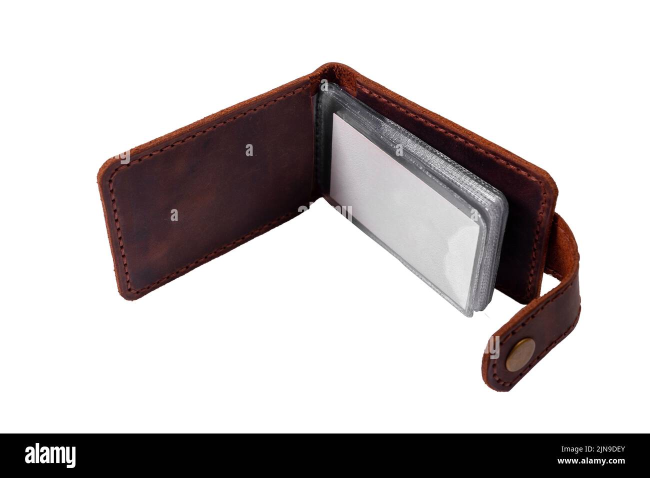 Offene Luxus Craft Visitenkartenetui aus Leder. Braune Lederbox für Karten isoliert auf weißem Hintergrund. Stockfoto