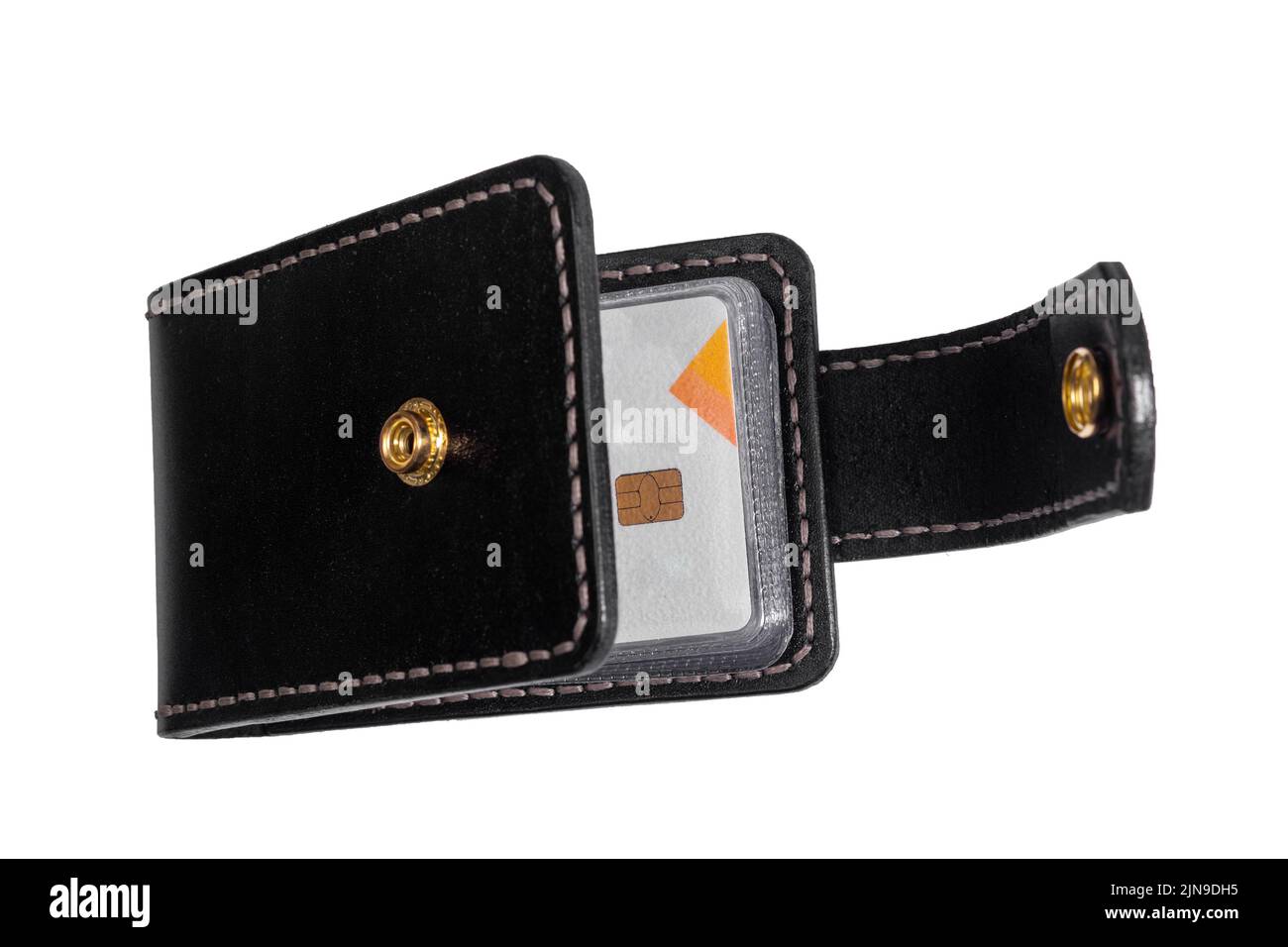 Offene Luxus Craft Visitenkartenetui aus Leder. Schwarze Lederbox für Karten isoliert auf weißem Hintergrund. Stockfoto