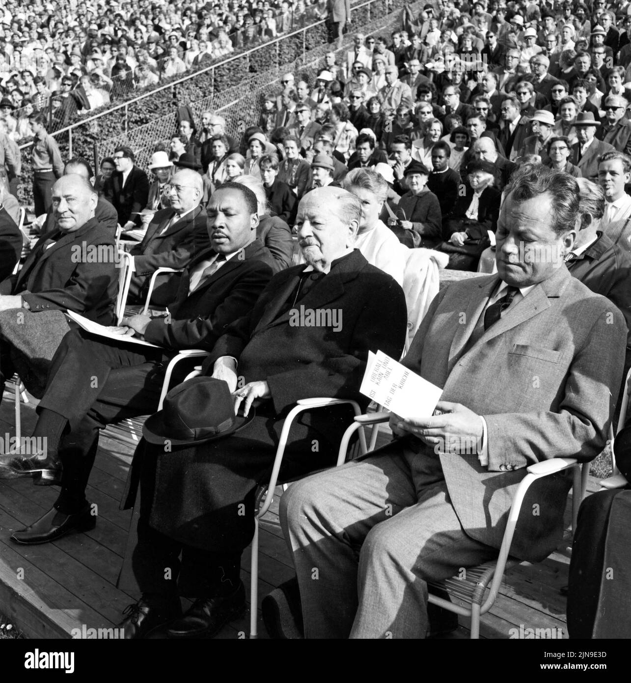 Original-Bildunterschrift: 'Tag der Kirche' - Evangelische Kundgebung in der Waldbühne - in Anwesenheit des Bischofs Otto Dibelius, Generalsuperintendent Dr. Hans Martin Helbich, sowie Pastor Martin Luther King, dem Regierenden Bürgermeister Willy Brandt und etwa 20000 Berliner evangelischer Christen fand in der Waldbühne das traditionelle Treffen statt. Als Mittelpunkt der Veranstaltung, die unter dem Motto 'Überall ist Kain und Abel' stand, ist die Rede des Baptistenpastors Dr. King, der als amerikanischer Negerführer und Vorkämpfer für die Rassenfreiheit in den USA bekannt ist, anzuspielen. Stockfoto