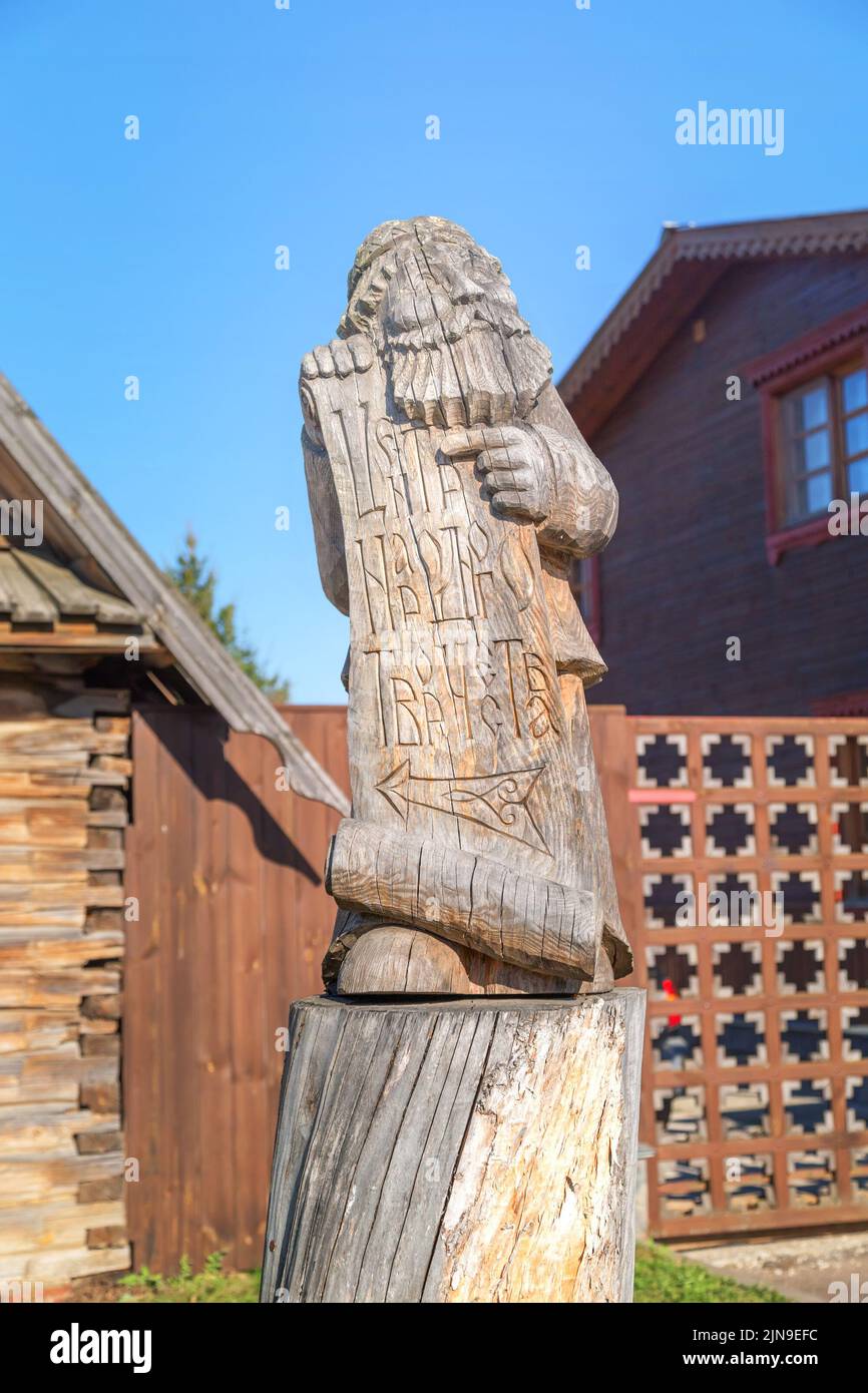 Susdal, Region Wladimir, Russland - 30. April 2019: Holzfigur eines märchenhaften Großvaters als Zeiger mit der Inschrift: ZENTRUM für VOLKSKUNST. Stockfoto