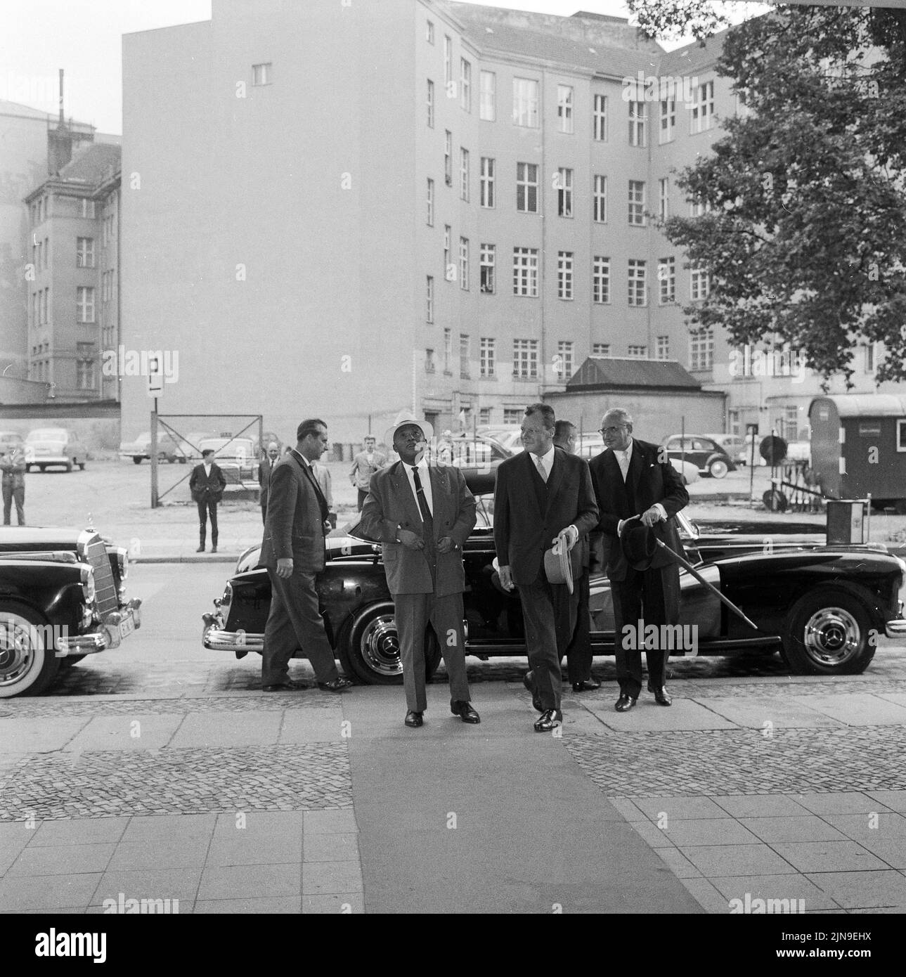 Original-Bildunterschrift: Berlin-Besuch des Präsidenten der Republik Madagaskar seine Exzellenz Philibert Tsirnanana und Gattin Ihre Exzellenz Dessuki,helfen zu einem zweitägigen Informationsbesuch in unserer Stadt. Während ihres Aufenthaltes residierten die hohen Gäste im Hotel Kempinski, hier: Tsiranana, Willy Brandt, Otto Friedrich Bach, Berlin Deutschland 1962. Stockfoto