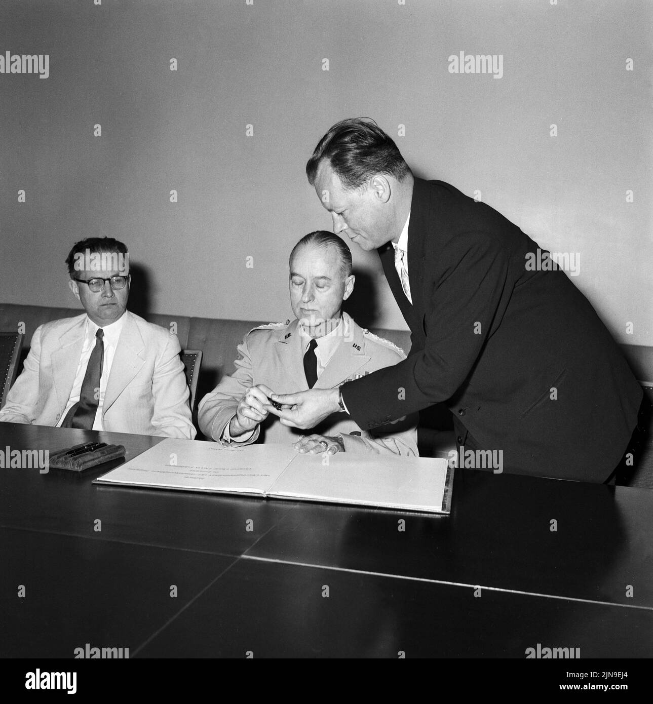 OriginalBildunterschrift General C.D. Eddleman trug sich ins Goldene