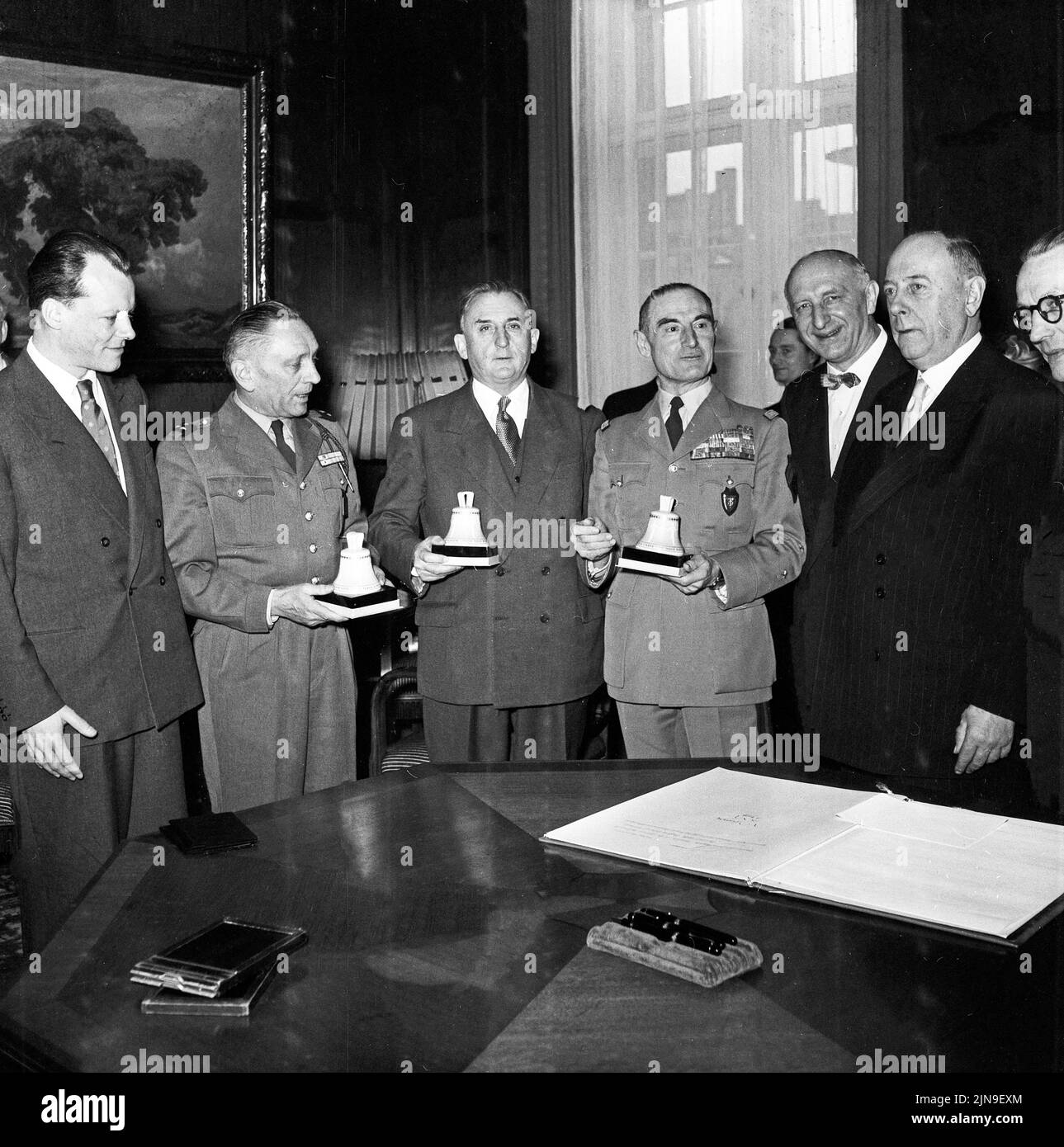 Original-Bildunterschrift: Französischer Ministerbesuch in Berlin - v.l.n.r.: Parlamentspräsident Willy Brandt, General Loth, Verteidigungsminister Temple, General Roger Noiret, Dr. Otto Suhr und Dr. Schreiber, Berlin, Deutschland 1955. Stockfoto