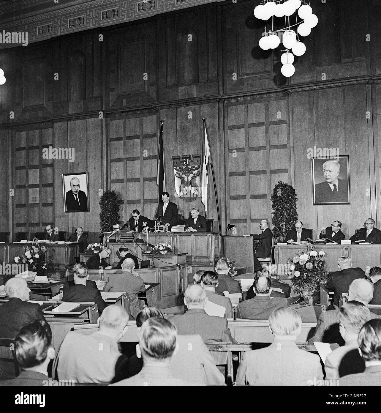 Original-Bildunterschrift: Bundesrat tagt in Berlin - zu seiner turnusmässigen Sitzung trat heute der Bundesrat im Schöneberger Rathaus zusammen. Zum letzten Male hatte Berlins Regierender Bürgermeister Willy Brandt den Präsidentenessel inne. Ab dem 1. November 1958 wird der Bremer Senatspräsident Wilhelm Kaiser das Amt des Bundesratspräsidenten übernehmen. Hier die Sitzung im Überblick, Berlin, Deutschland 1958. Stockfoto