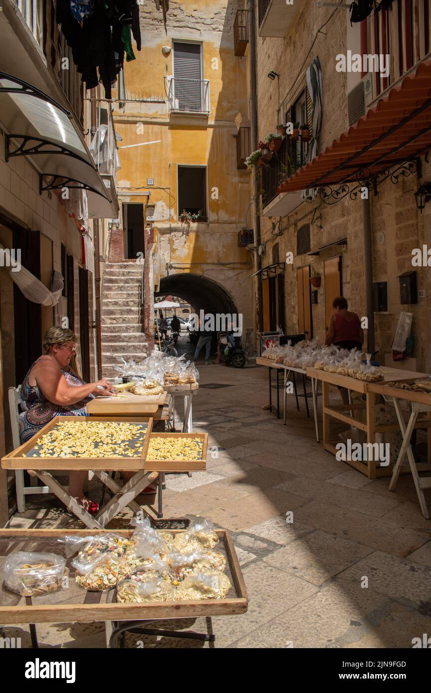 Strada delle orecchiette in Bari, Apulien, wo einheimische Kunsthandwerker die berühmten Nudeln herstellen und an die Öffentlichkeit verkaufen Stockfoto