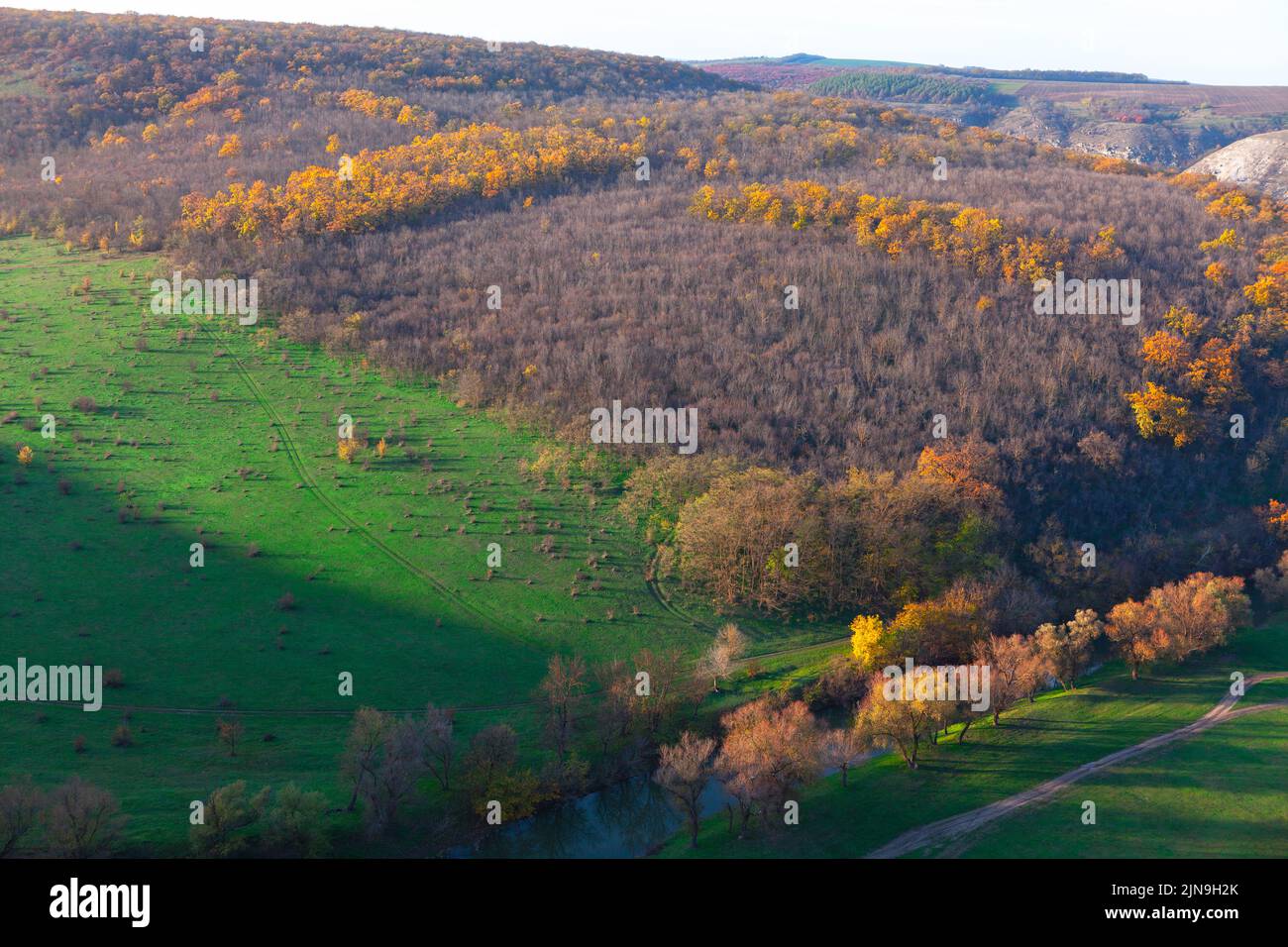 Herbstlandschaftsansicht von oben . Luftnaturreservat im September Stockfoto