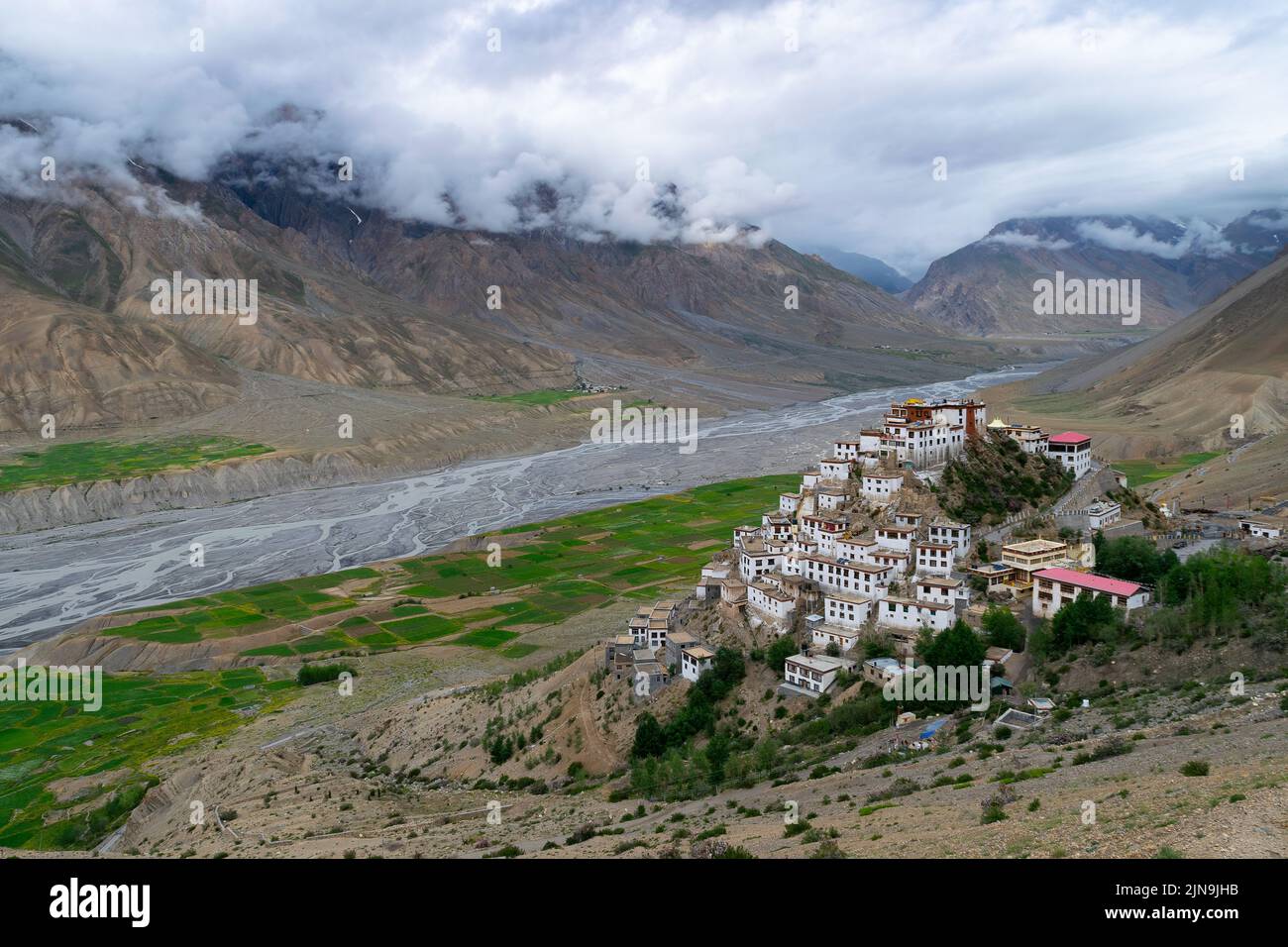 Das berühmte Kee-Kloster liegt auf einem Hügel im Spiti-Tal, Indien, um einen Fluss und Berge Stockfoto