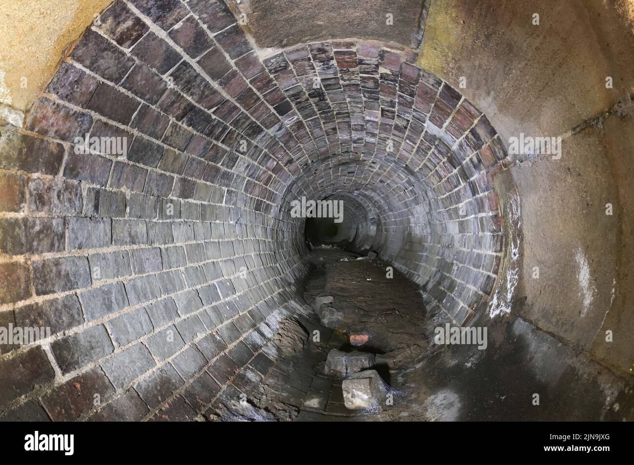 Digbeth, Birmingham, England, 10. August 2022. - Diese viktorianischen Tunnel wurden entdeckt, als der Wasserstand im Stadtzentrum von Birmingham stark abfiel. Der unterirdische Kanal wurde 1890 gebaut, um den Rea durch das Industriezentrum von Birmingham zu leiten. Heute fungiert der Düker als Sturmabfluss, bei nassem Wetter steigt er bis zur Decke. Trotz der glühend heißen Temperaturen draußen ist es sehr kühl unterirdisch. PIC by Credit: Stop Press Media/Alamy Live News Stockfoto