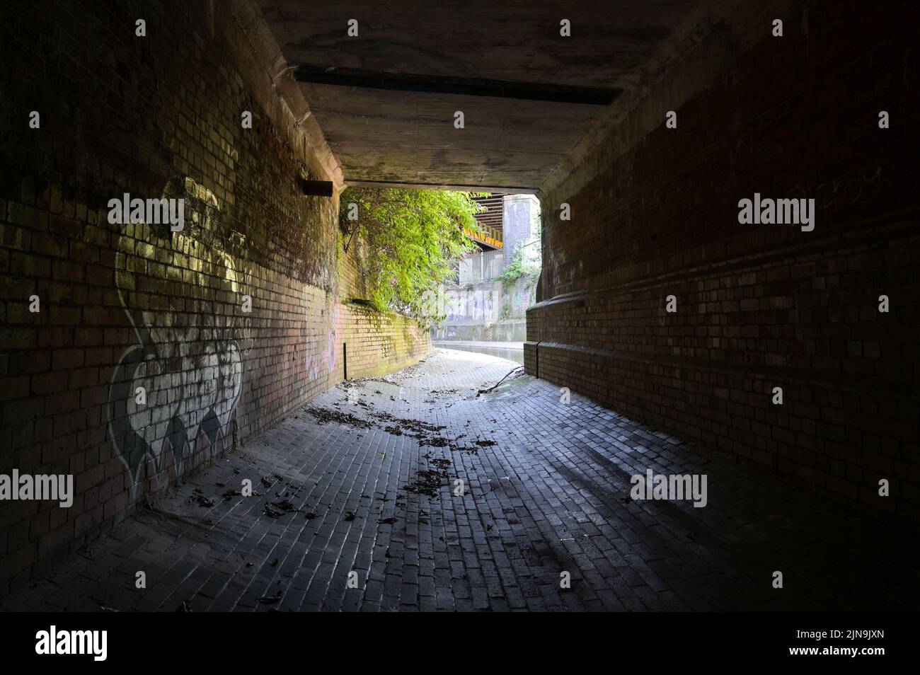 Digbeth, Birmingham, England, 10. August 2022. - Diese viktorianischen Tunnel wurden entdeckt, als der Wasserstand im Stadtzentrum von Birmingham stark abfiel. Der unterirdische Kanal wurde 1890 gebaut, um den Rea durch das Industriezentrum von Birmingham zu leiten. Heute fungiert der Düker als Sturmabfluss, bei nassem Wetter steigt er bis zur Decke. Trotz der glühend heißen Temperaturen draußen ist es sehr kühl unterirdisch. PIC by Credit: Stop Press Media/Alamy Live News Stockfoto