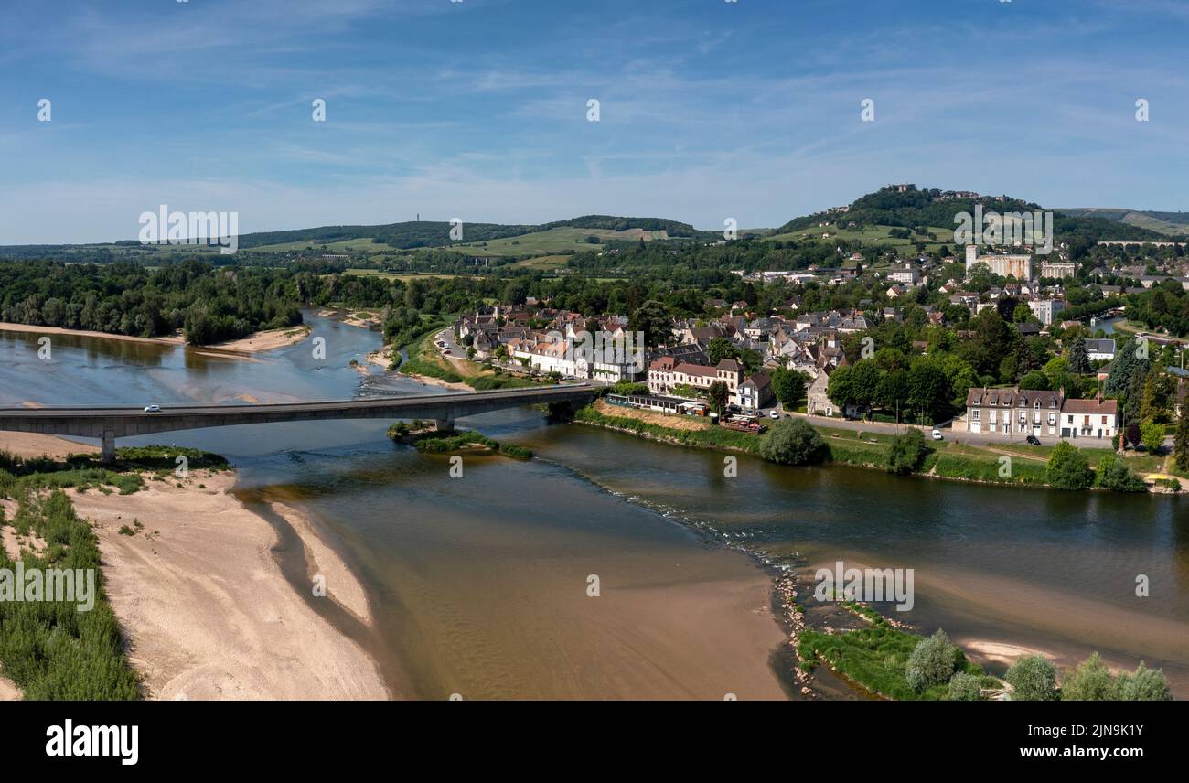 Frankreich, Cher, Berry, Sancerrois Region, Saint Satur, Vorort Saint Thibault am Rande der Loire und Sancerre im Hintergrund (Luftaufnahme) // Fr. Stockfoto