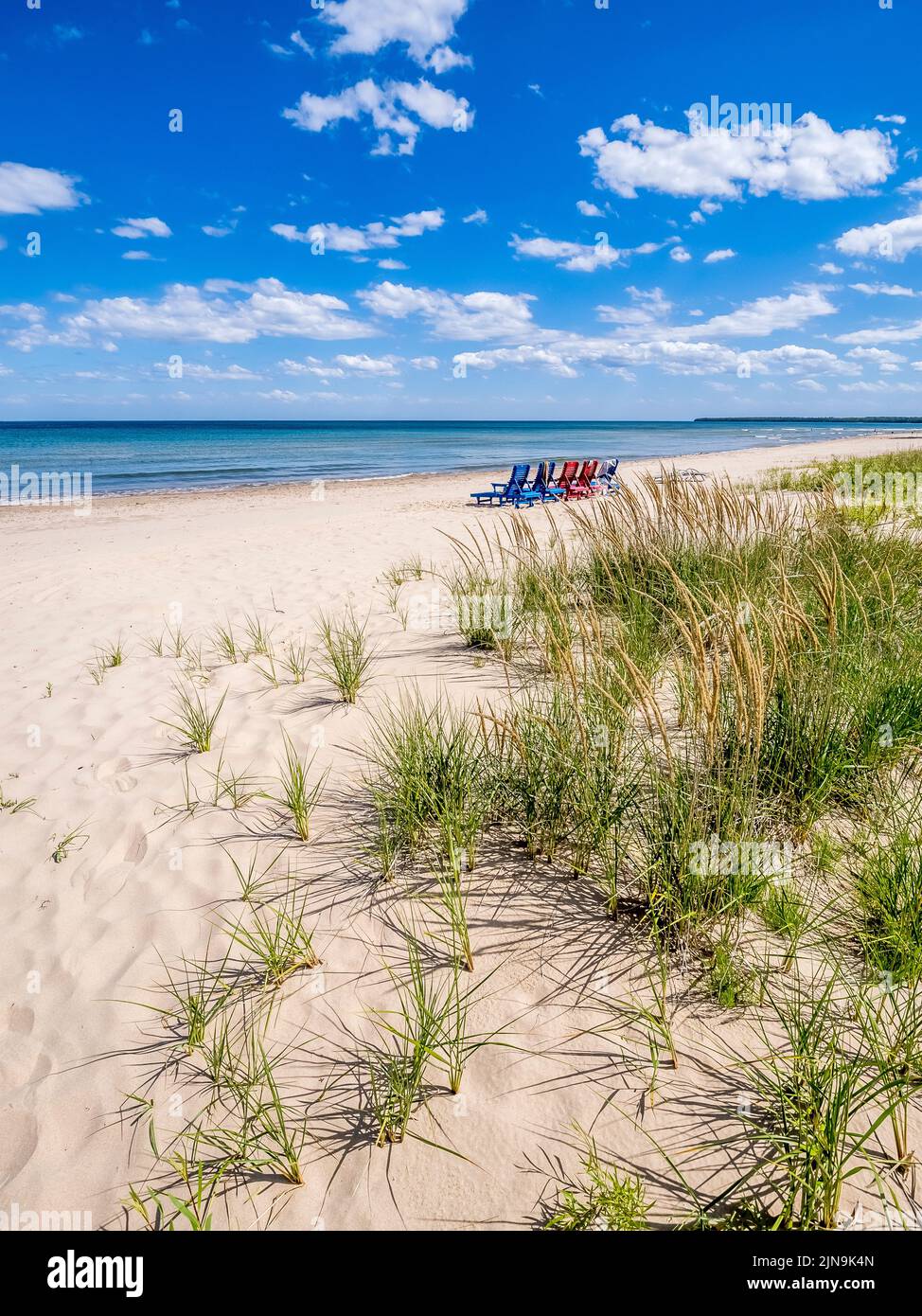 Stühle am Lake Michigan Beach im Dorf Jacksonport in Door County Eisconsin USA Stockfoto