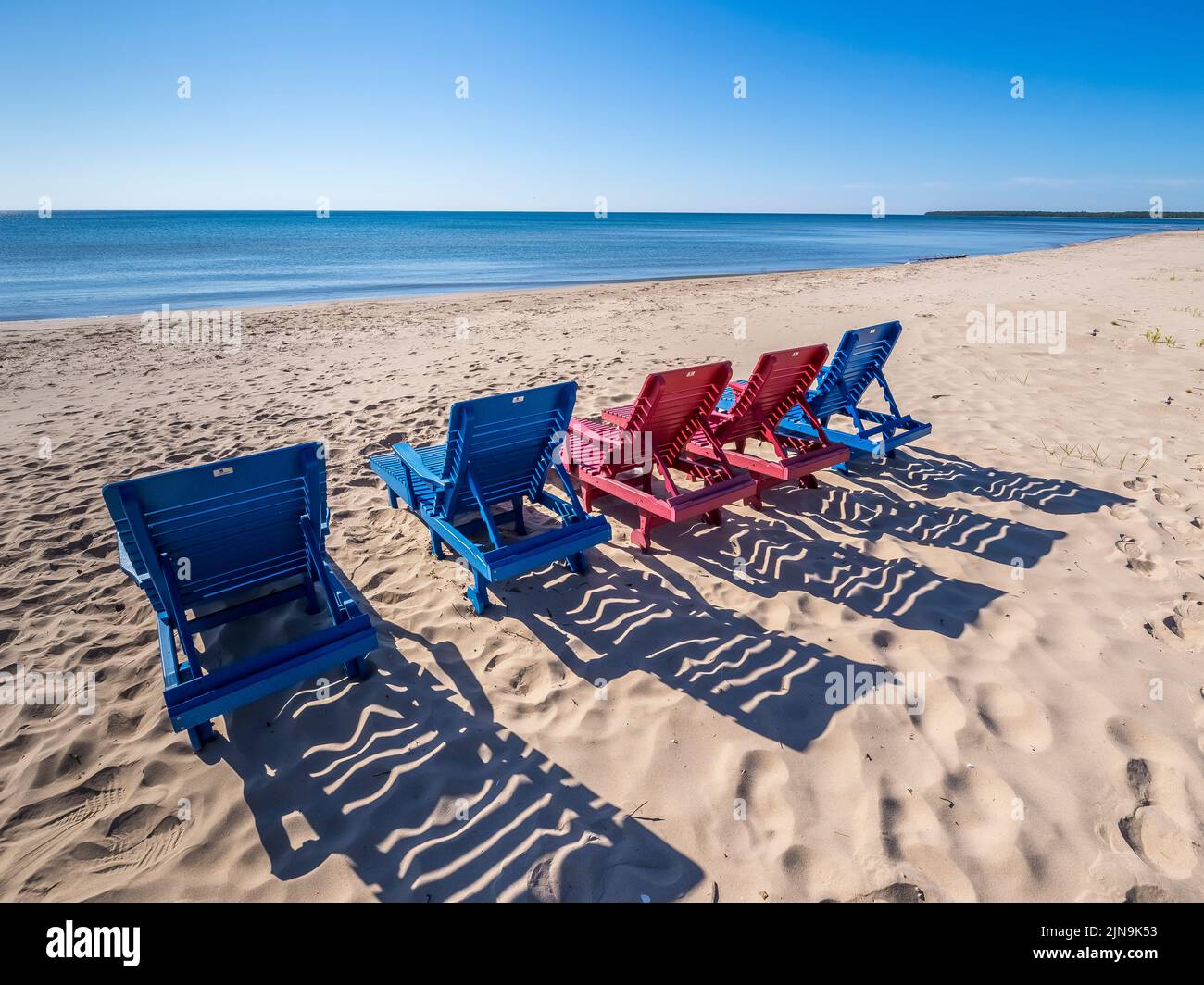 Stühle am Lake Michigan Beach im Dorf Jacksonport in Door County Eisconsin USA Stockfoto