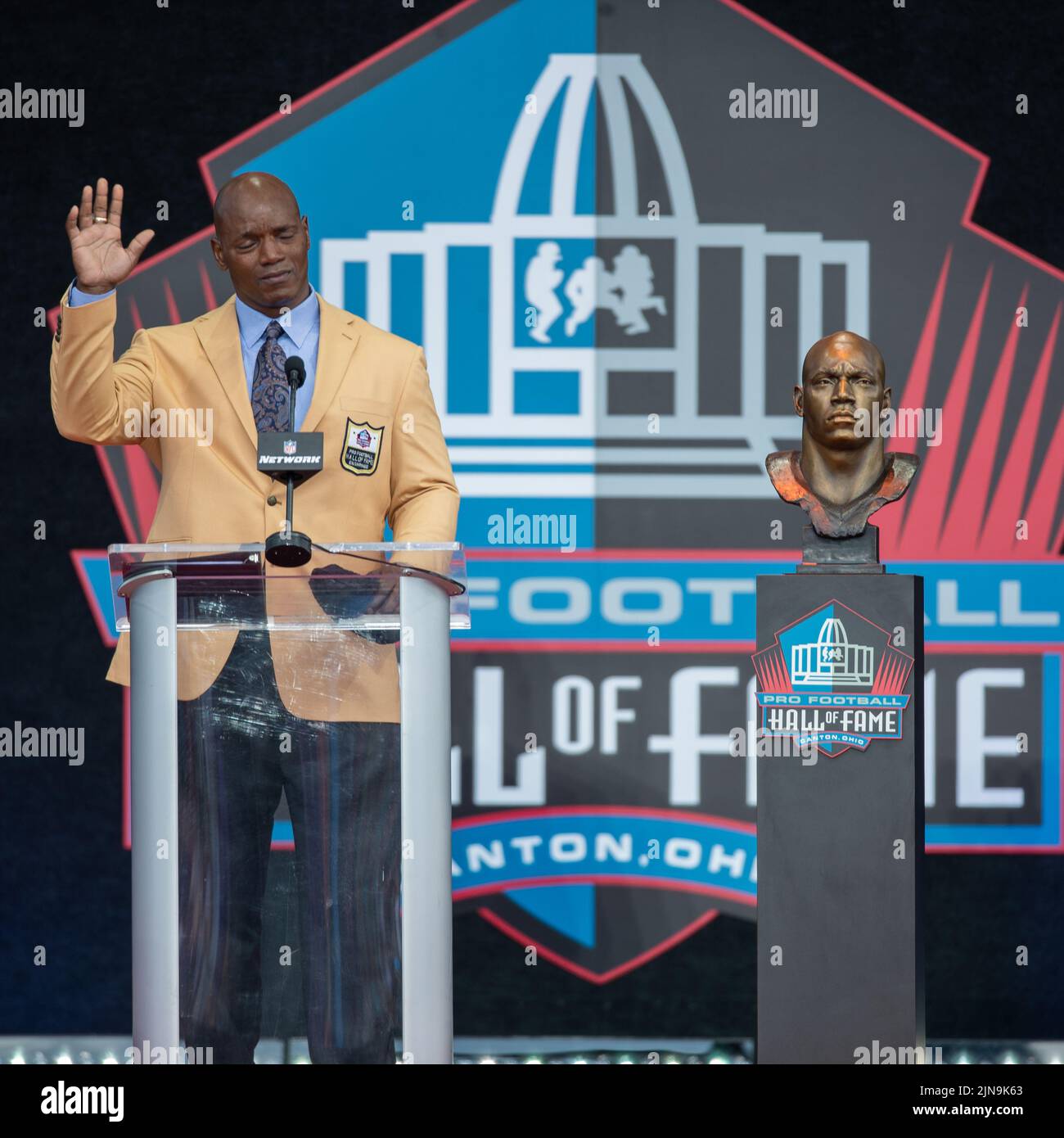 Bryant Young, ehemaliger San Francisco 49ers Defensive End, hält eine Rede während der Verankerungszeremonie der Pro Football Hall of Fame im Tom Benson Stadium in Canton, Ohio, am 6. August 2022. Die Wähler hatten 8 Mitglieder für die PFHOF-Klasse von 2022 ausgewählt. Stockfoto