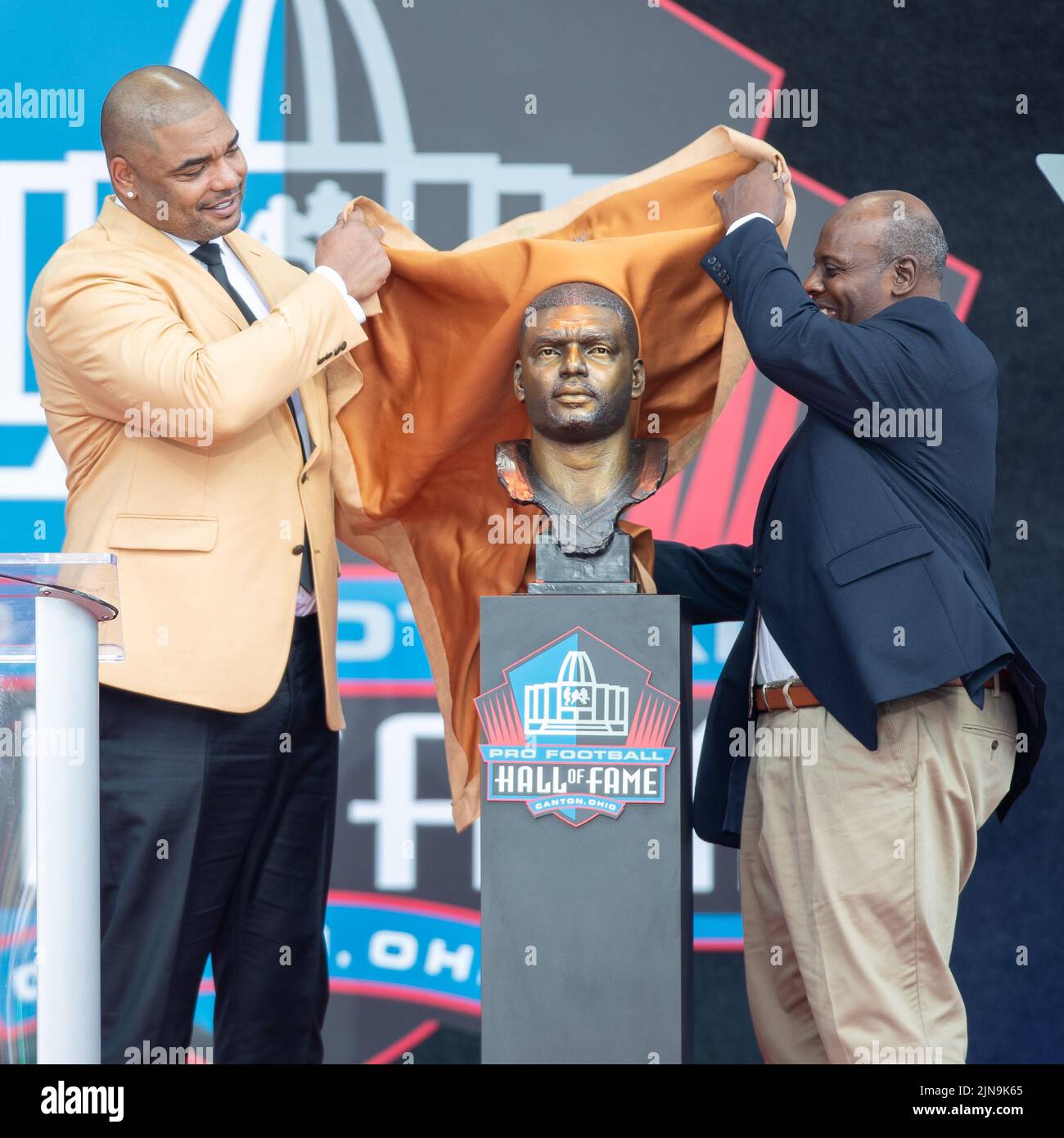 Richard Seymour, ehemaliger New England Patriots Defensive End, und Titus Duren High School Direktor enthüllen am 6. August 2022 eine Statuenbüste während der Pro Football Hall of Fame-Verankerungszeremonie im Tom Benson Stadium in Canton, Ohio. Die Wähler hatten 8 Mitglieder für die PFHOF-Klasse von 2022 ausgewählt. Stockfoto