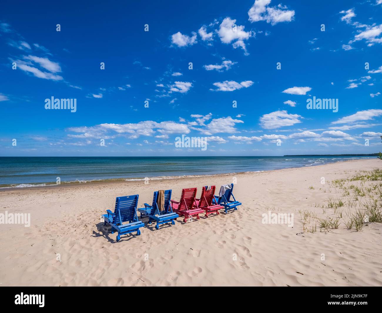 Stühle am Lake Michigan Beach im Dorf Jacksonport in Door County Eisconsin USA Stockfoto