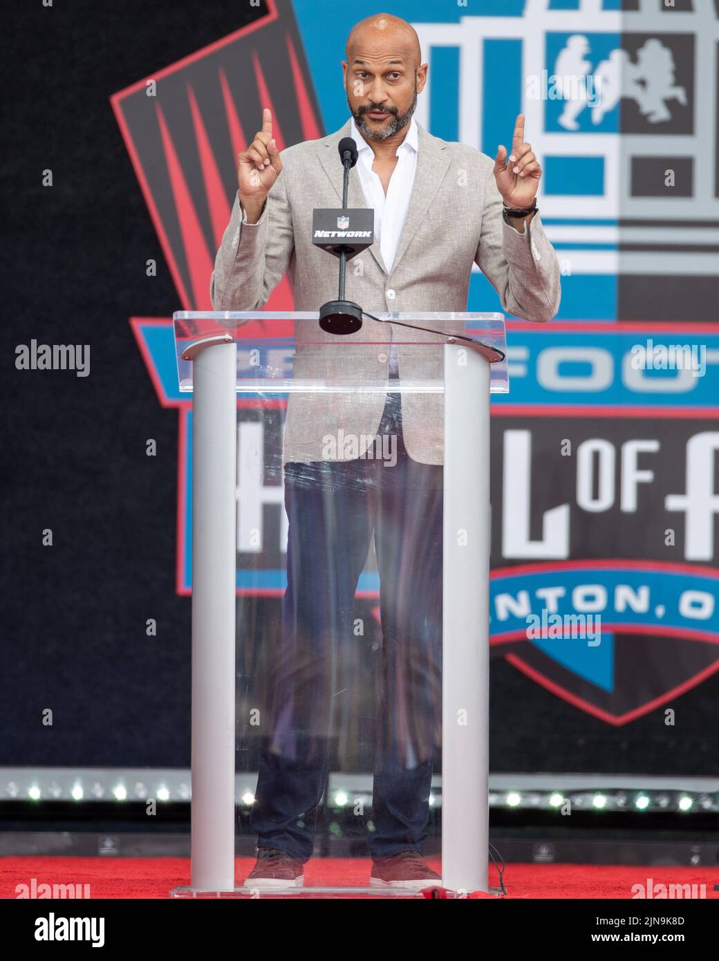 Der Hollywood-Comedian Keegan-Michael Key unterhält das Publikum während der Verankerungszeremonie der Pro Football Hall of Fame im Tom Benson Stadium in Canton, Ohio, am 6. August 2022. Die Wähler hatten 8 Mitglieder für die PFHOF-Klasse von 2022 ausgewählt Stockfoto