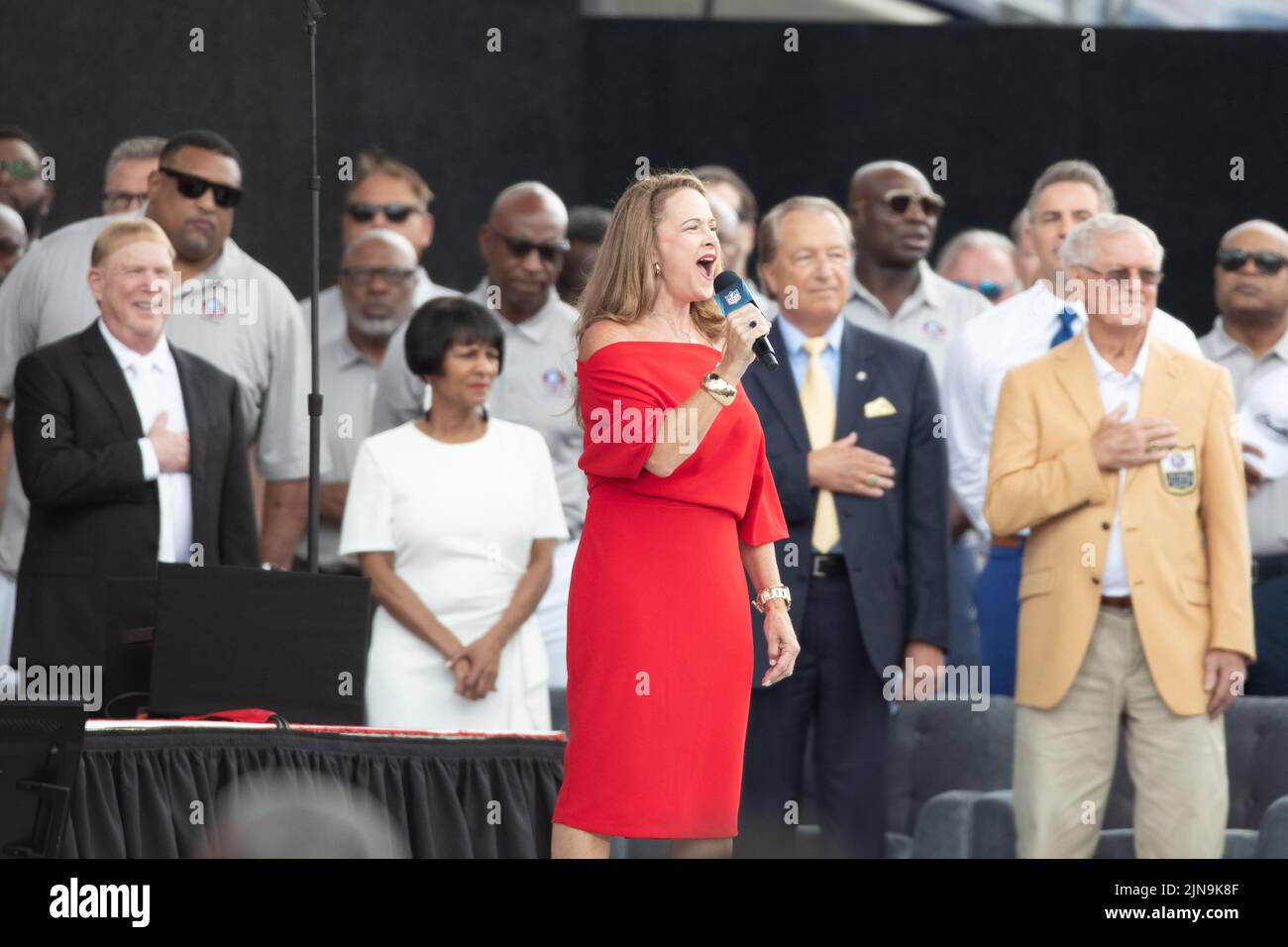 Gesang der Nationalhymne vor der Verankerungszeremonie der Pro Football Hall of Fame im Tom Benson Stadium Canton, Ohio, am 6. August 2022. Die Wähler hatten 8 Mitglieder für die PFHOF-Klasse von 2022 ausgewählt Stockfoto