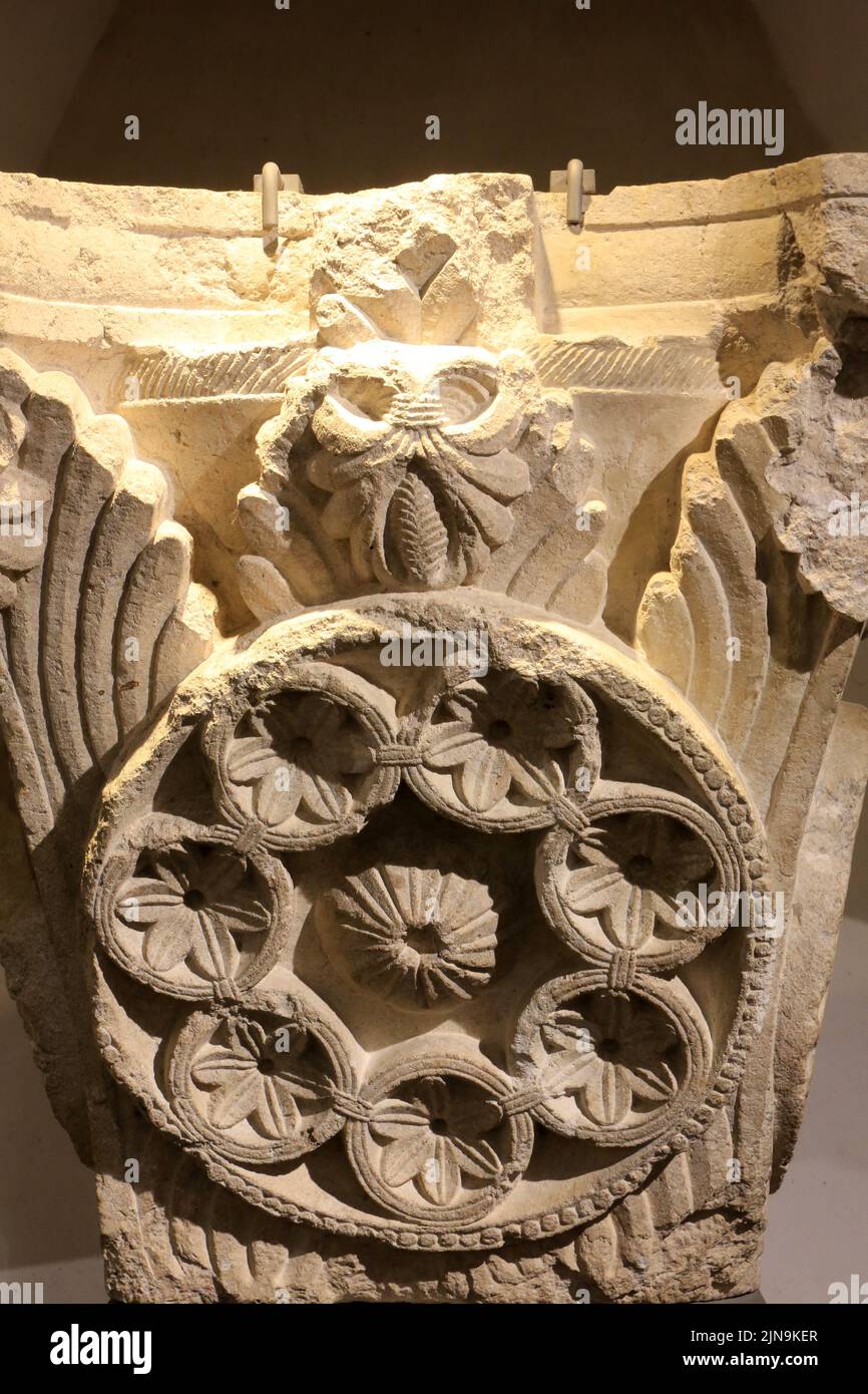 Grand chapiteau de pilastre à feuilles d'acanthes sur l'avant-nef de l'Abbaye de Cluny. XII ème siècle. Musée municipal d’Art et d’Archéologie. Musée Stockfoto