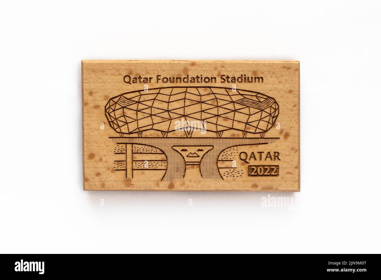 DOHA, KATAR - 10. AUGUST 2022: Qatar Foundation Stadium Kühlschrankmagnet. Katar wird Gastgeber der FIFA-Weltmeisterschaft 2022 sein. Stockfoto