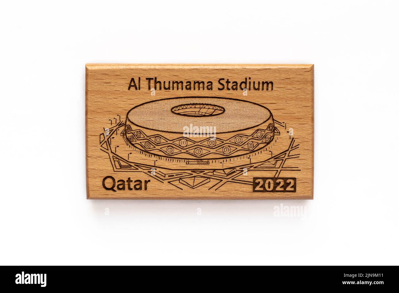 DOHA, KATAR - 10. AUGUST 2022: Al Thumama Stadium Qatar Kühlschrankmagnet. Katar wird Gastgeber der FIFA-Weltmeisterschaft 2022 sein. Stockfoto