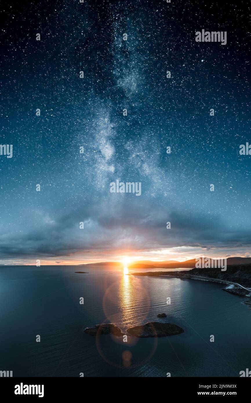 Epischer Sonnenuntergang und Sterne der Milchstraße. Spiritualität und Ruhe der Landschaft. Stockfoto