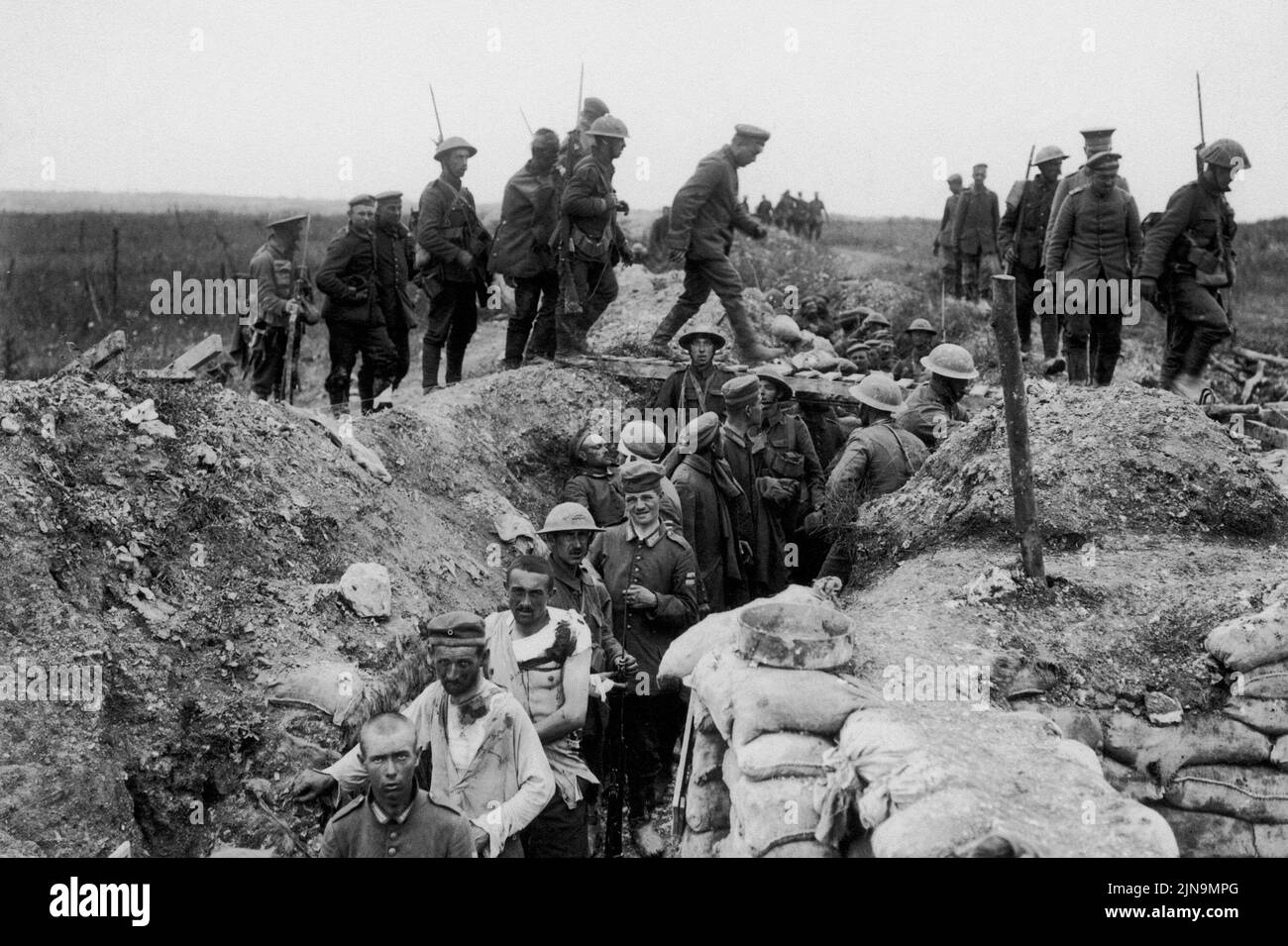 DIE SOMME, FRANKREICH - ca. Juli/August 1916 - britische Armeesoldaten mit Kriegsgefangenen der deutschen Armee während der Schlacht an der Somme in Frankreich während des Ersten Weltkriegs Stockfoto