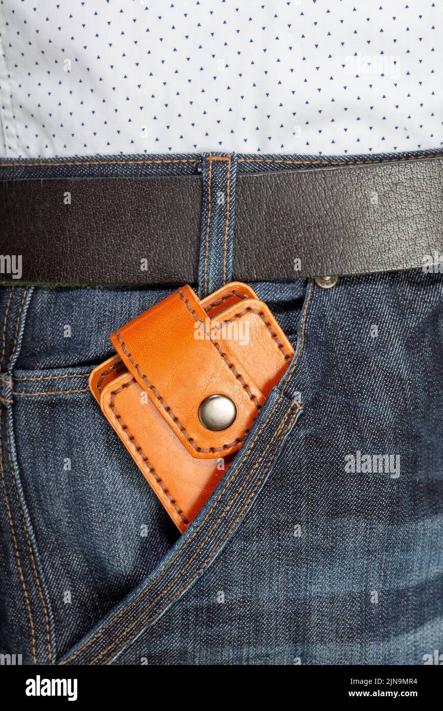 Luxus Craft Visitenkartenhalter Etui aus Leder. Braune Lederbox für Karten in einer Jeans-Tasche Stockfoto
