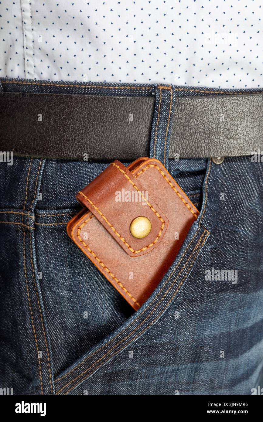 Luxus Craft Visitenkartenhalter Etui aus Leder. Braune Lederbox für Karten in einer Jeans-Tasche Stockfoto