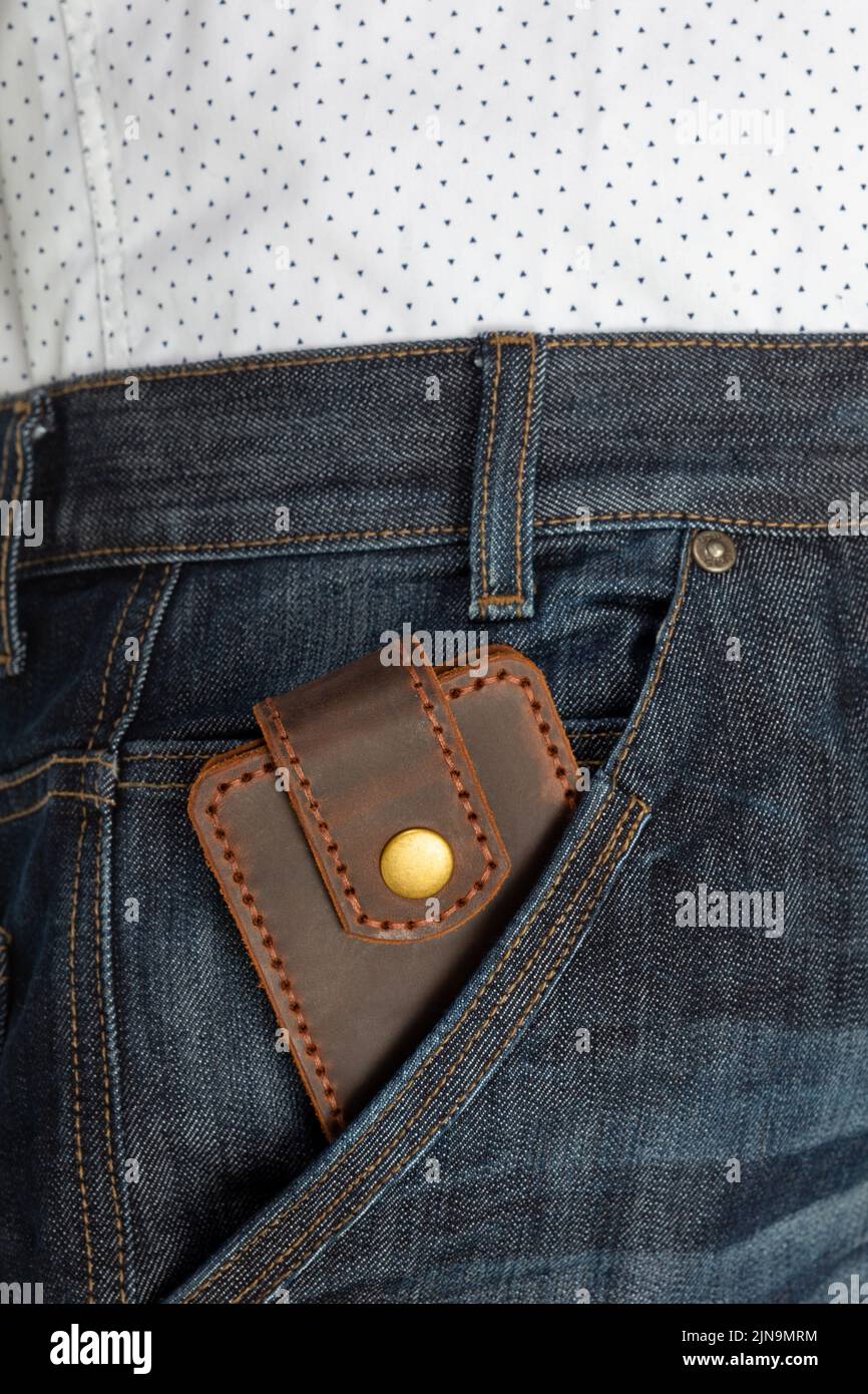 Luxus Craft Visitenkartenhalter Etui aus Leder. Braune Lederbox für Karten in einer Jeans-Tasche Stockfoto