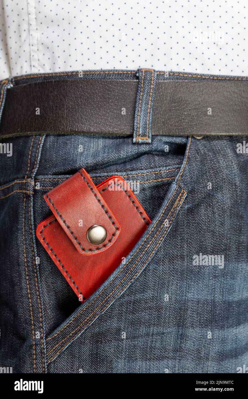Luxus Craft Visitenkartenhalter Etui aus Leder. Rote Lederbox für Karten in einer Jeans-Tasche Stockfoto