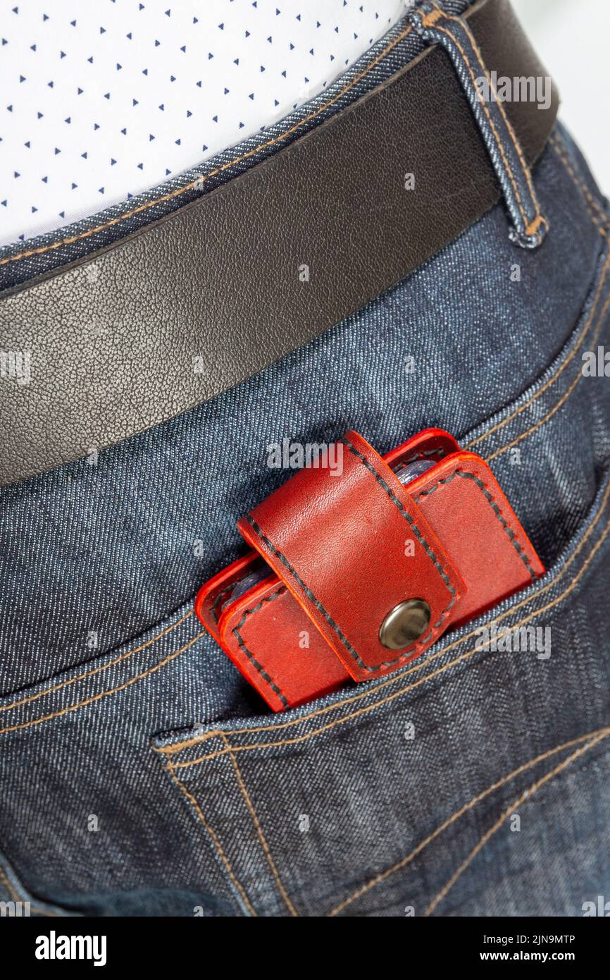 Luxus Craft Visitenkartenhalter Etui aus Leder. Rote Lederbox für Karten in der Gesäßtasche der Jeans. Stockfoto