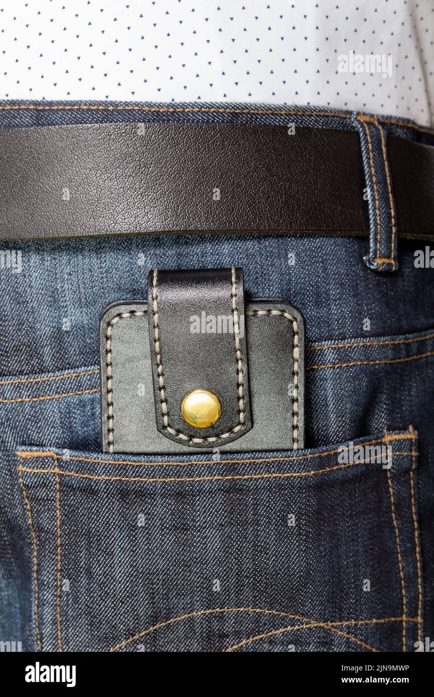 Luxus Craft Visitenkartenhalter Etui aus Leder. Schwarze Lederbox für Karten in der Gesäßtasche der Jeans. Stockfoto