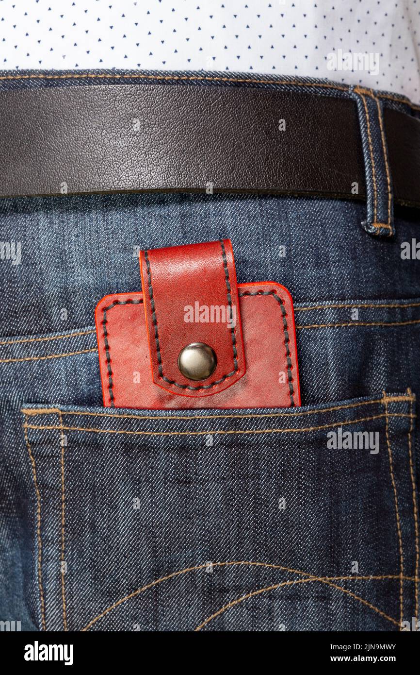 Luxus Craft Visitenkartenhalter Etui aus Leder. Rote Lederbox für Karten in der Gesäßtasche der Jeans. Stockfoto