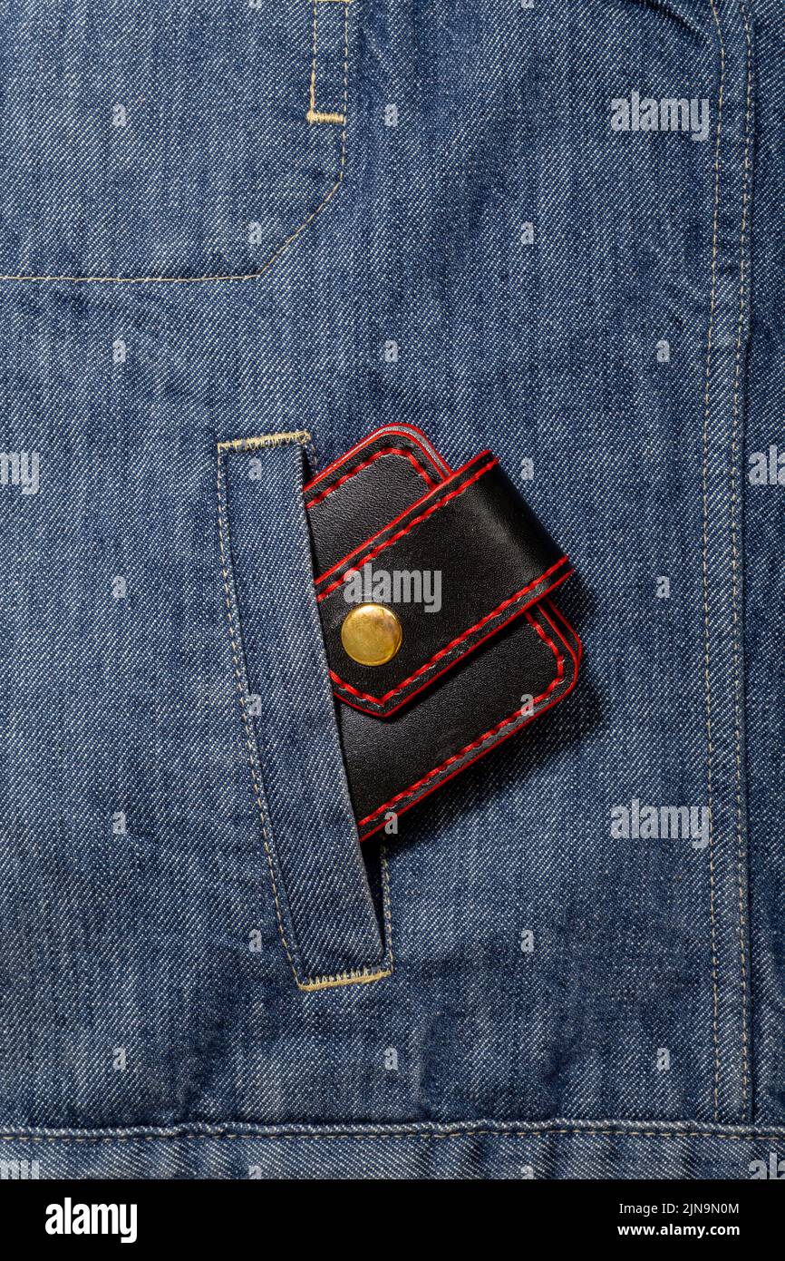 Luxus Craft Visitenkartenhalter Etui aus Leder. Schwarze Lederbox für Karten in einer Tasche aus Jeans-Jacke. Stockfoto